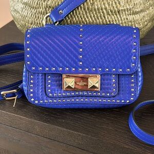 💯 Authentic EUC Valentino Garavani Leather Cross Body💙💙💙